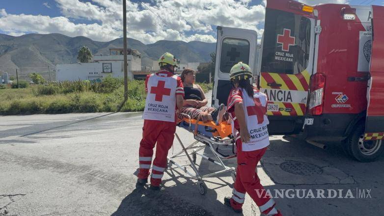 $!Paramédicos de la Cruz Roja acudieron para atender a las cuatro personas que resultaron con golpes tras el percance.