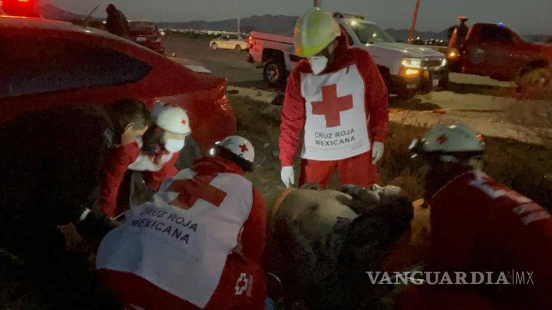$!Paramédicos de la Cruz Roja atendieron a los lesionados.