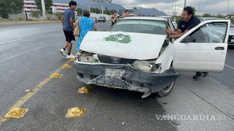$!El conductor de un Nissan Tsuru provocó un choque múltiple luego de no alcanzar a detener su vehículo a tiempo en la zona de Valle Dorado.