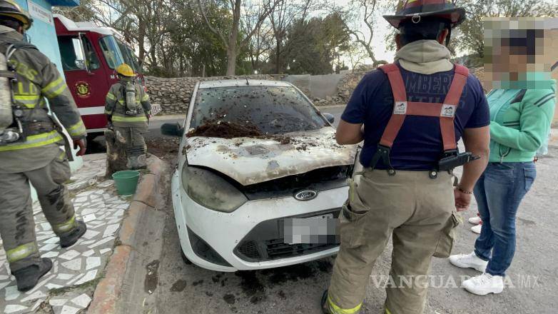 $!La rápida reacción de la mujer y su hija evitó que el incendio causara lesiones, aunque el vehículo quedó irreparable.