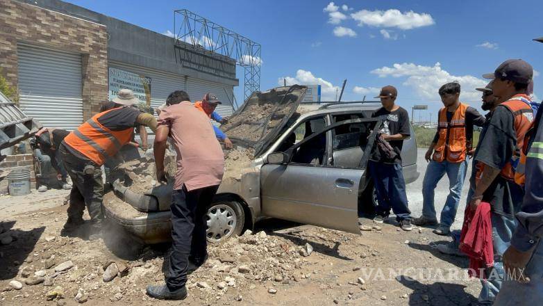 $!Trabajadores de una obra ayudaron a sofocar el incendio con tierra.