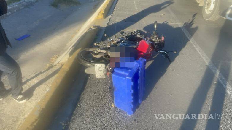 $!La motocicleta Italika quedó sobre el carril izquierdo tras perder el control el conductor.