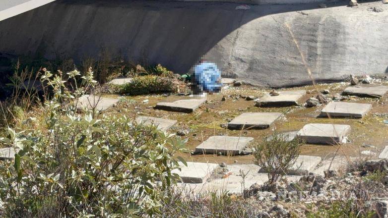 $!Agentes de la Fiscalía realizaron las diligencias correspondientes antes del levantamiento del cuerpo.