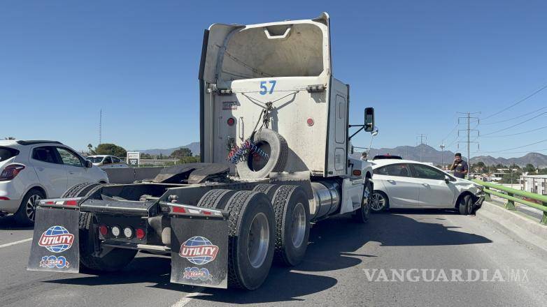 $!El choque dejó únicamente daños materiales; los tres conductores ofrecieron versiones distintas sobre cómo ocurrió el accidente.