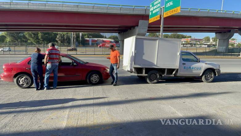 $!Los autos fueron ubicados en la vía lateral.