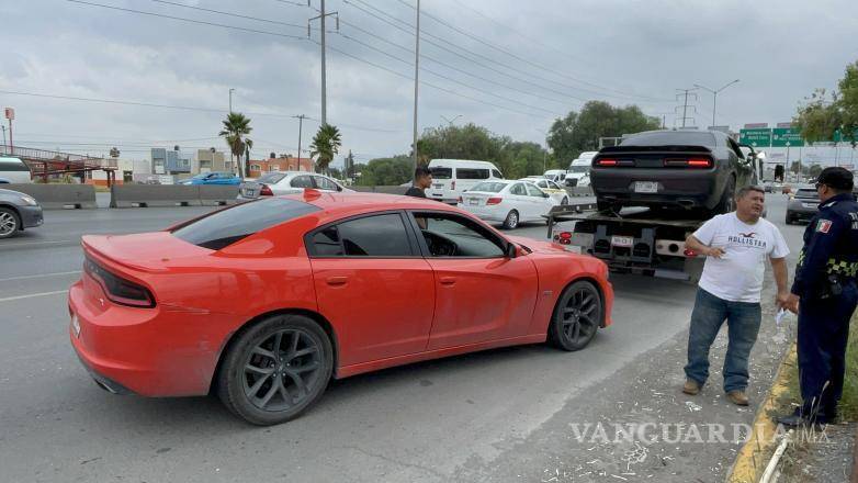$!Los vehículos involucrados en el accidente quedaron detenidos en medio de la vialidad hasta ser reubicados por la Policía de Tránsito Municipal.