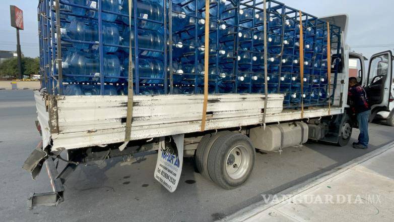$!La parte trasera del camión de reparto resultó dañada tras el choque en Nazario Ortiz Garza.