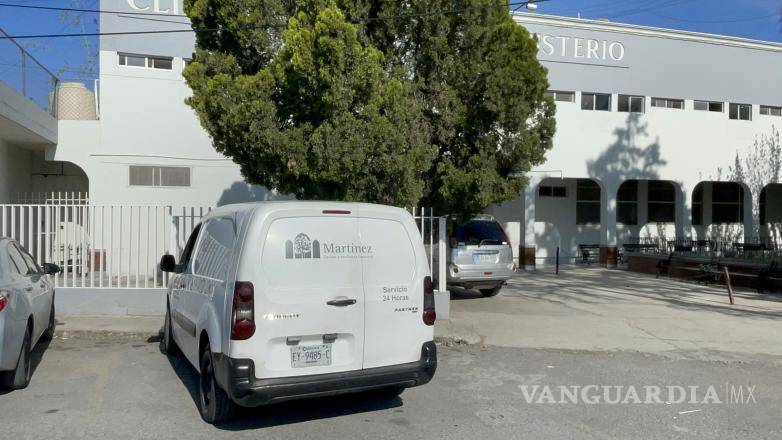 $!La movilización de autoridades se registró la mañana de este lunes en el Hospital del Magisterio, donde se realizaron las diligencias correspondientes tras el fallecimiento de una adulta mayor en el exterior del área de Urgencias.