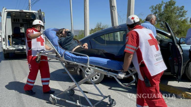$!El vehículo salió de los carriles de circulación y giró para chocar de manera lateral contra los postes, resultando lesionada Marcela.