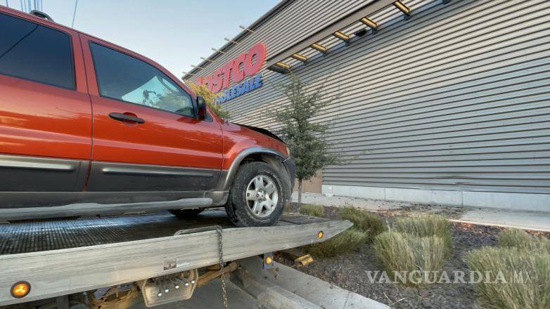 $!La camioneta Ford Escape causó daños materiales al estrellarse contra la pared lateral de un autoservicio.