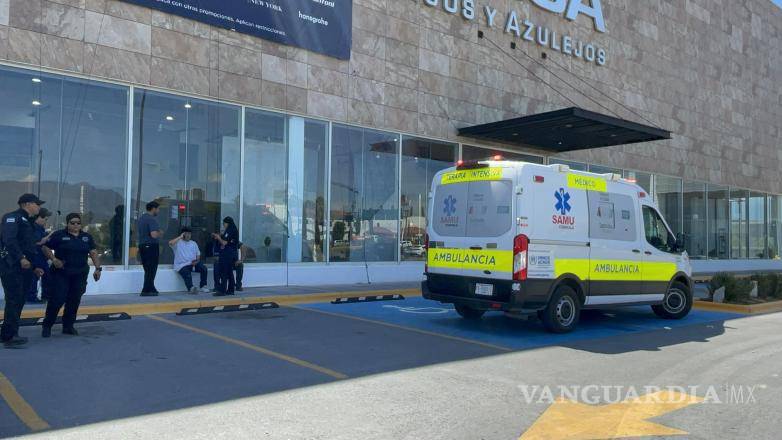 $!La ambulancia de la Secretaría de Salud llegó al lugar para atender al lesionado.