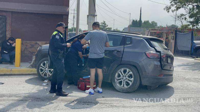 $!La camioneta involucrada terminó impactada contra la base y protecciones de una esquina luego de atravesarse al paso de otro vehículo en un cruce considerado peligroso por habitantes del sector.