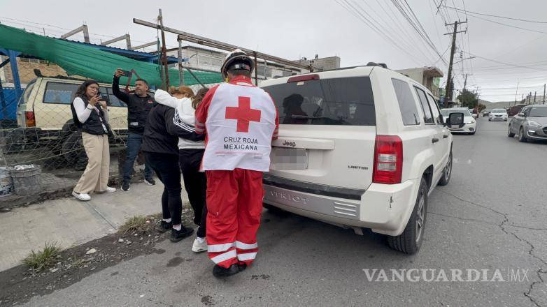 $!Una mujer de 51 años resultó con diversos golpes luego de la colisión registrada en el sector.