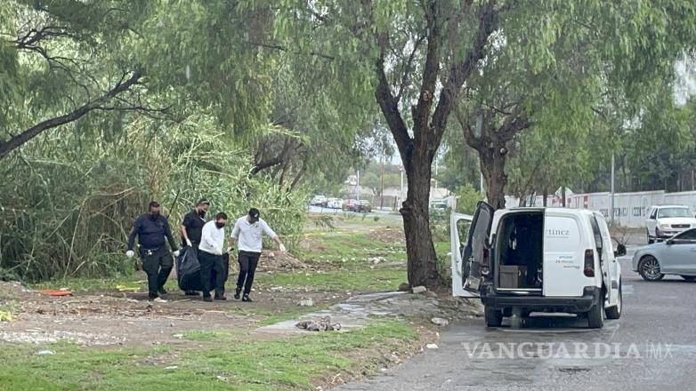 $!El cuerpo encontrado en el arroyo es trasladado a las instalaciones del SEMEFO para realizar las investigaciones correspondientes.