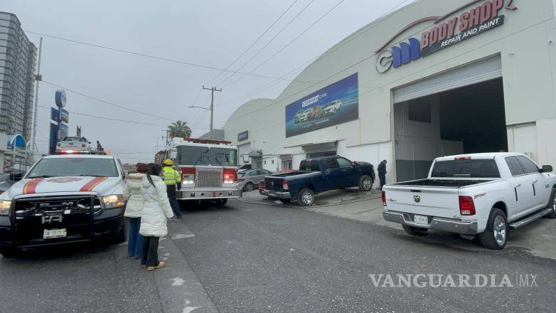 $!Los trabajadores desalojados se refugiaron en un terreno frente a la nave industrial durante el siniestro.