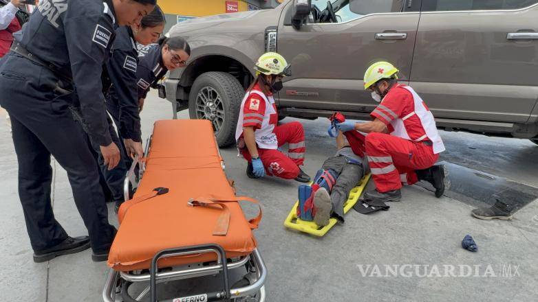 $!El hombre fue atendido por paramédicos de la Cruz Roja y trasladado al Hospital General de Saltillo.