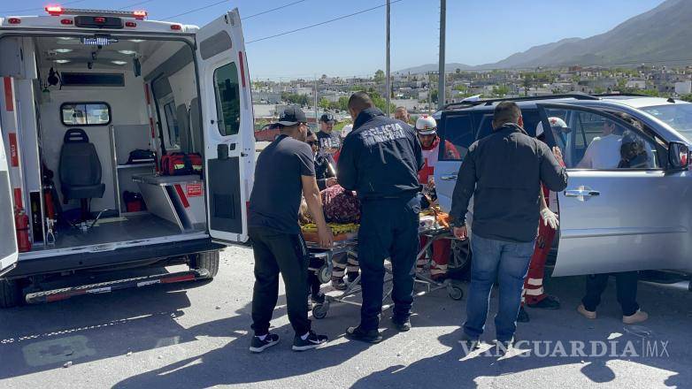 $!Los paramédicos de la Cruz Roja atiendieron a los heridos antes de trasladarlos a un hospital cercano.