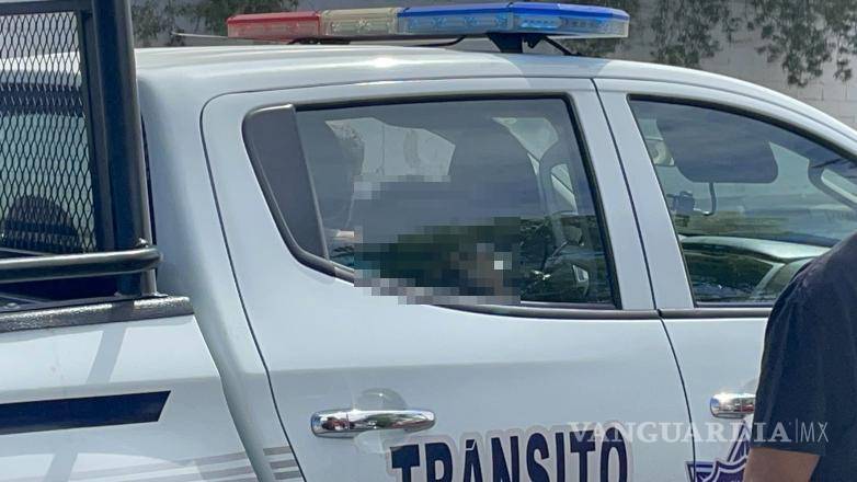 $!La Policía Municipal de Tránsito llegó al lugar del accidente tras el llamado de los afectados.