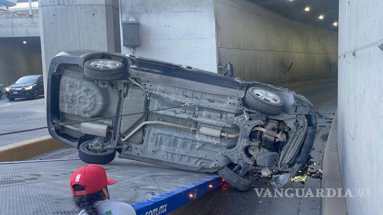 $!Elementos de la Policía Municipal aseguraron el área y controlaron el tránsito mientras se atendía el accidente.