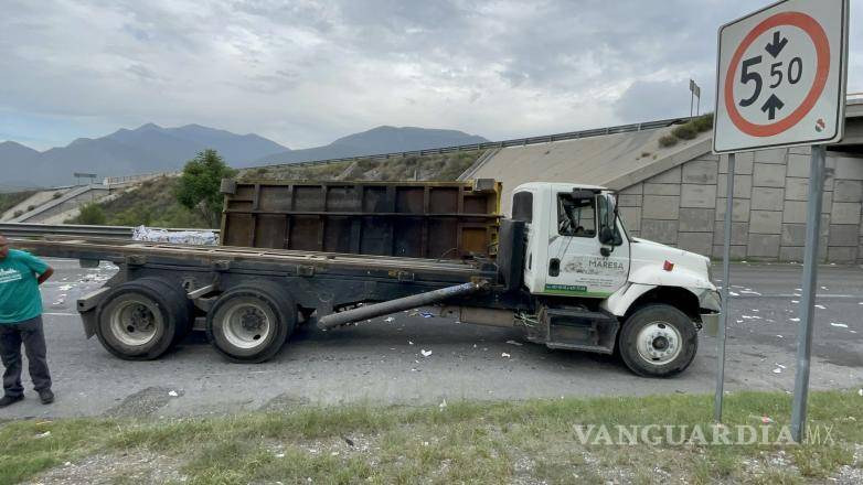 $!El contenedor con reciclaje cayó sobre la carretera tras perderse el control.
