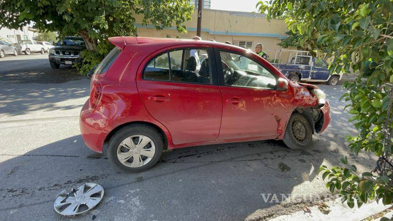 $!Rogelio quedó con su automóvil inmovilizado tras la rotura de la rótula por el choque.