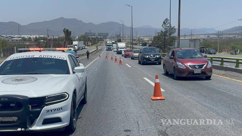 $!Largas filas de tráfico se formaron debido al accidente en la carretera Monterrey-Saltillo.