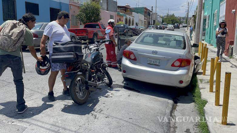 $!Aparentemente los vehículos involucrados en el accidente no presentan daños.