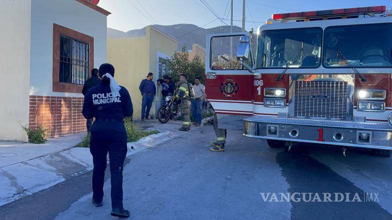 $!La policía operativa y bomberos trabajaron en equipo para salvaguardar la vivienda afectada.