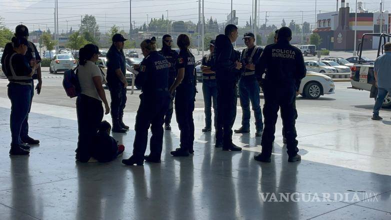 $!Policías municipales acudieron al centro comercial tras recibir el reporte.