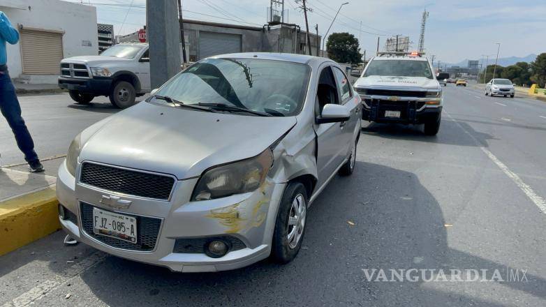 $!El vehículo afectado por la mala maniobra del taxista sufrió serios daños.