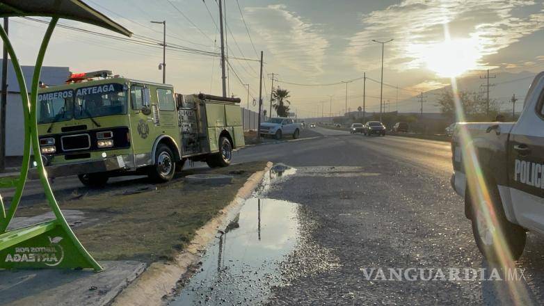 $!Bomberos de Arteaga sofocaron el incendio de un automóvil registrado la mañana de este lunes.