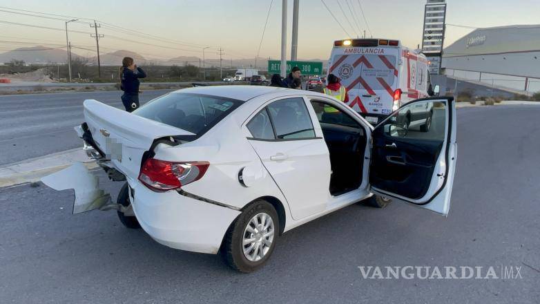 $!Daños materiales visibles en la parte trasera del Chevrolet Aveo tras colisión.