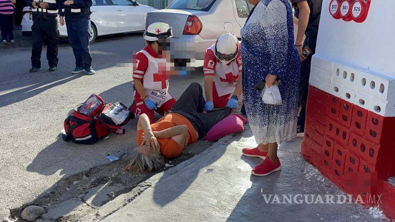 $!Personal de Cruz Roja atendió a María Guadalupe de la Peña Cabello tras ser atropellada en Mariano Abasolo.