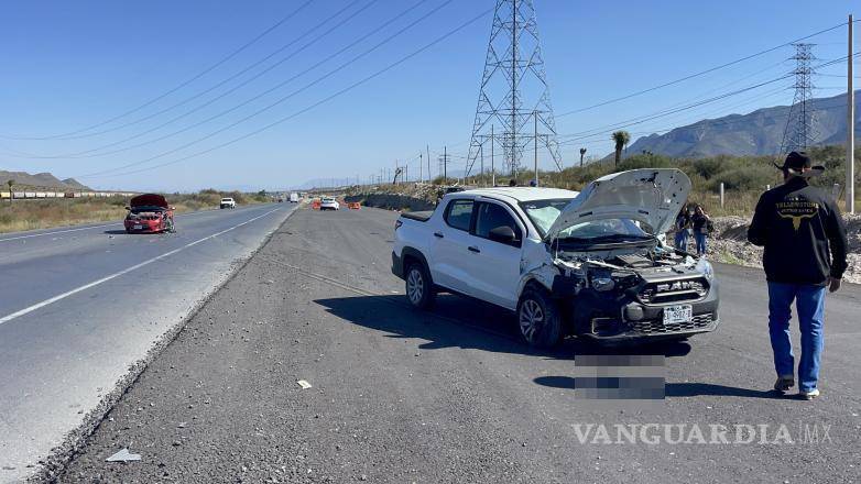 $!Los conductores explicaron que la maniobra de uno de los vehículos provocó el choque; afortunadamente no hubo lesionados.