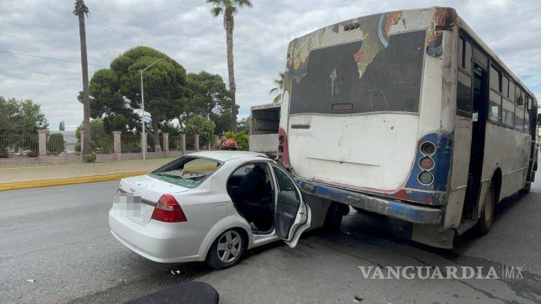 $!La magnitud del accidente obligó a cerrar parcialmente la circulación en la zona mientras rescatistas, paramédicos y agentes de tránsito trabajaban en la atención de los lesionados y el retiro de las unidades involucradas.