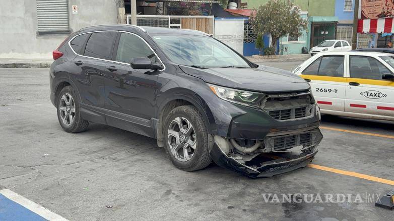 $!Testigos señalaron que el conductor de la camioneta presuntamente no respetó el señalamiento de alto antes de ingresar al cruce.