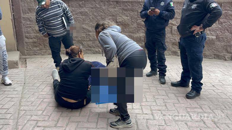 $!Elementos municipales estuvieron presentes en el lugar para resguardar la zona y apoyar en las maniobras de rescate de la mujer accidentada.