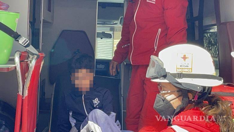 $!Un menor de 13 años fue trasladado a un hospital privado tras resultar lesionado en una riña escolar.