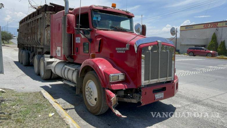 $!El tráiler fue el último en colisionar en la cadena de choques provocada por la obstrucción en la vía.