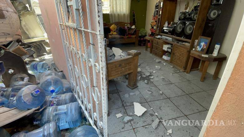 $!La pesada unidad cayó sobre un automóvil estacionado y provocó daños estructurales en una vivienda, lo que movilizó a cuerpos de emergencia y autoridades municipales.