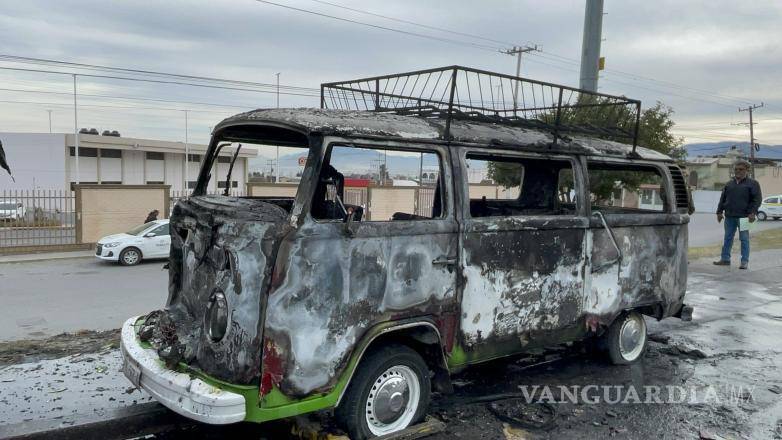 $!El personal del cuerpo de bomberos trabajó arduamente para sofocar el incendio que consumió por completo el vehículo.