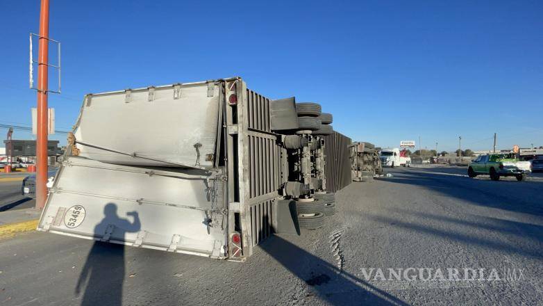 $!Da vuelta acelerado, vuelca tráiler y daña tres autos en el libramiento OFT; deja dos lesionados