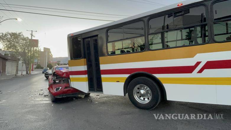 $!Se queda dormido al volante y choca contra transporte público en Saltillo