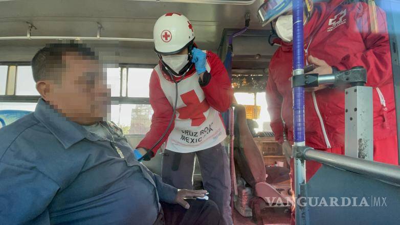 $!Personal de la Cruz Roja valoró al pasajero lesionado dentro del transporte público, quien presentó golpes pero no requirió traslado.