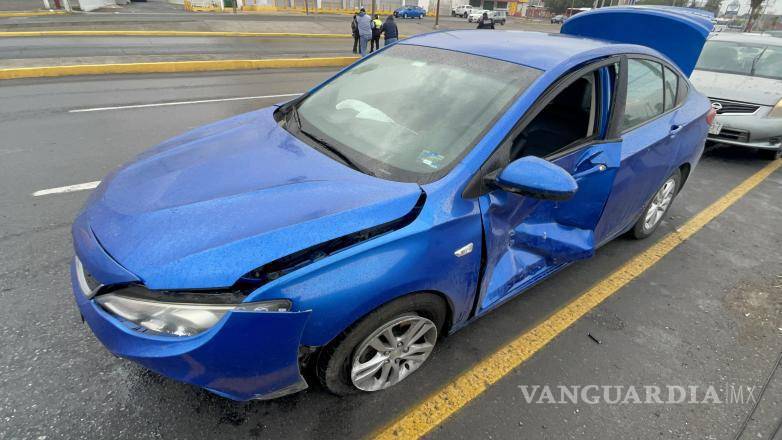 $!Los daños materiales fueron cuantiosos, mientras aseguradoras y personal de tránsito realizan las diligencias necesarias para el pago de los daños y la entrega de los pases médicos.