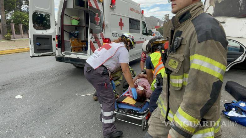 $!Madre e hijo resultaron con lesiones de consideración tras el choque registrado durante la mañana de este lunes. Ambos fueron trasladados a la Clínica 2 del IMSS para recibir atención médica especializada.