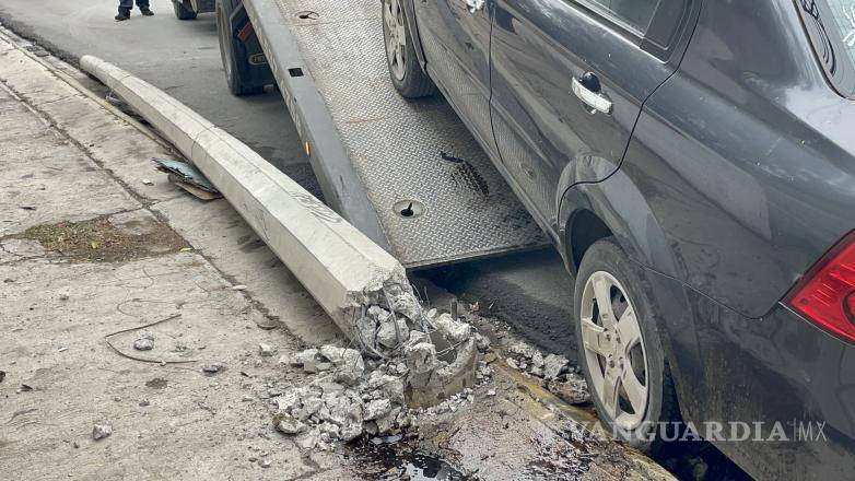 $!Una grúa retiró la unidad siniestrada y la trasladó a un corralón, mientras las autoridades turnaron el caso al Ministerio Público por los daños ocasionados.