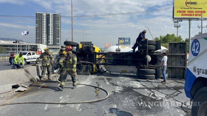 $!Elementos del Cuerpo de Bomberos, Protección Civil y Tránsito Municipal trabajaron de manera coordinada para asegurar la zona, evitar riesgos y retirar las unidades siniestradas.