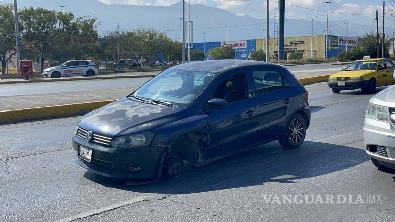 $!Elementos de Tránsito Municipal abanderaron la zona para controlar la circulación y evitar nuevos percances en el periférico Luis Echeverría.