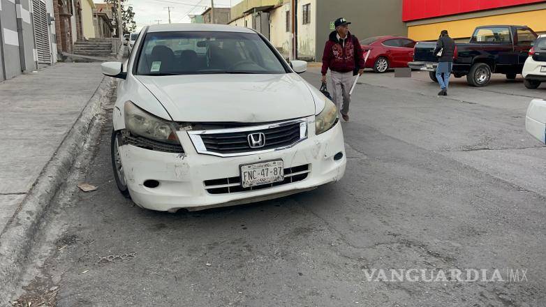 $!El Honda Accord sufrió daños en la defensa frontal, pero su conductora salió ilesa.